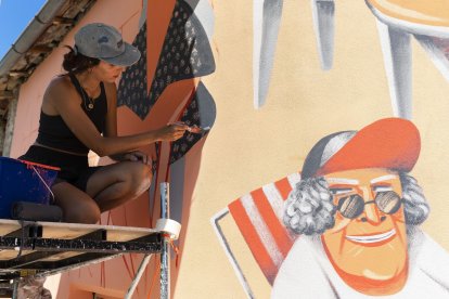 La muralista Marina Capdevila.