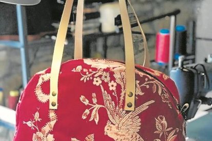  Un bolso elaborado con la tela recuperada de un colchón antiguo.