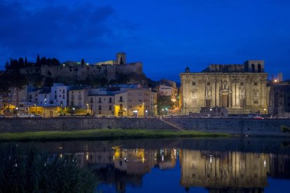 La façana fluvial de Tortosa, amb la Catedral i el Castell de la Suda.
