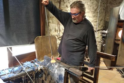 Paco Ramos fent un dels seus darrers porrons abans de prejubicar-se aquesta setmana. firma: A.Juanpere
