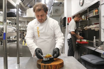El chef, en la cocina.