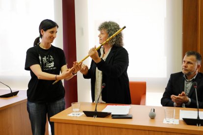 Alba Muntadas, coalcaldesa, entrega la vara a Castellarnau.