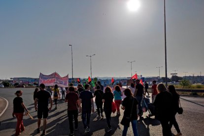 Profesores cortan la T-11 en protesta por las medidas de la Generalitat