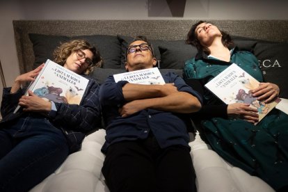 El presentador Andreu Buenafuente (c) posa junto a Noemi (d) y Marta (i), las ilustradoras de Grillo en Casa.