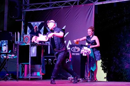 El Mago Yvox hace cuatro meses que actúa por la zona.