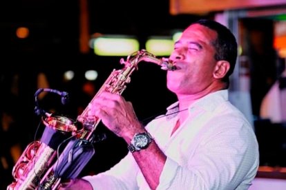 El saxofonista Bruno Lombardi es un clásico de la Costa Daurada.