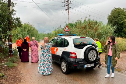 Padres esperando a sus hijos en la salida del Colegio Francés de Reus.