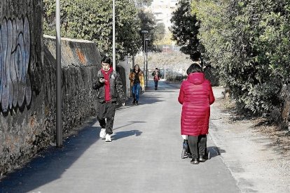 Más iluminación en el camino de Quatre Garrofers. PERE FERRÉ