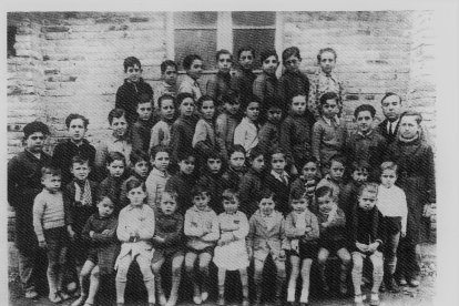 Niños que vivían en la colonia ferroviaria de Sant Vicenç de Calders en la década de los años 30.