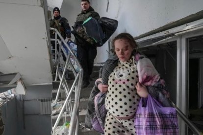 Imagen de Mariana Vishegirskaya abandonando el hospital de Mariupol tras el bombardeo.