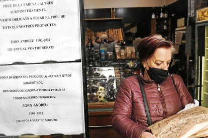 Algunos comercios avisan al cliente de la subida de precios. En la imagen, el Forn Andreu, en Tarragona, que advierte de que se ha visto obligado a encarecer tarifas por el alza de los suministros.