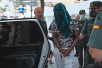 Uno de los detenidos en la operación policial.