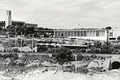 Obras de la que fue bautizada «Ciudad Residencial de Educación y Descanso». Contaba con iglesia, biblioteca, bolera, piscina de agua salada...