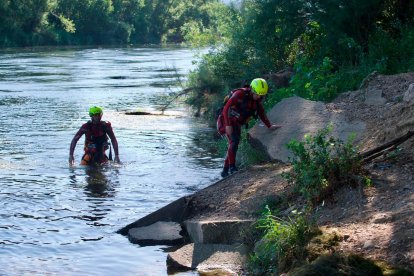 Reanudan este martes la búsqueda de un joven arrastrado por la corriente del río Ebre