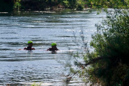 Unidades subacuáticas de Bombers están trabajando para localizar al joven desaparecido.