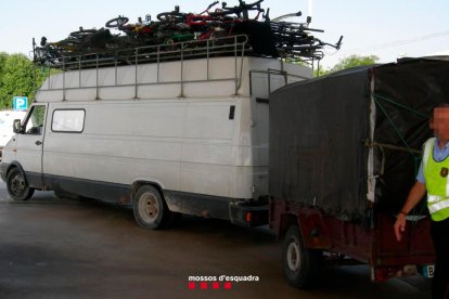 El exceso de equipaje se debe quitar del vehículo y recolocar en otro o se queda confiscado.