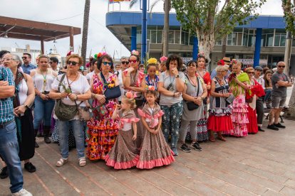 Las rocieras sacaron del armario los trajes de flamenca.