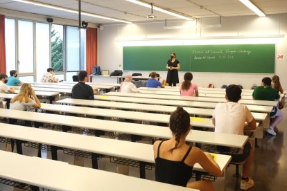 En total este curso hay un 3% más de alumnos de grado que el curso pasado y un 6% de máster. Fabián Acidres