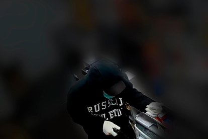 El atracador con el arma en las manos.