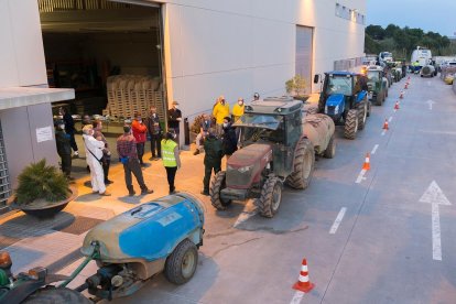 Los tractores de los payeses de la ciudad se sumaron en las tareas de limpieza y desinfección.