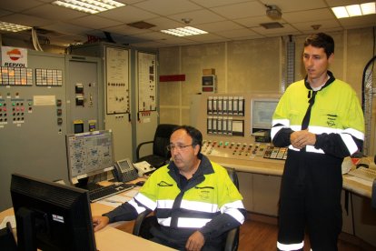 Dos trabajadores de Repsol, en la sala de control de la plataforma.