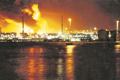 El incendio, visto desde el mar.