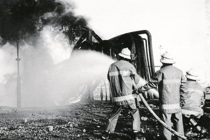 Las labores de extinción del incendio fueron muy duras.