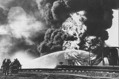 El calor del fuego fue tan intenso que deformó las vías del tren.