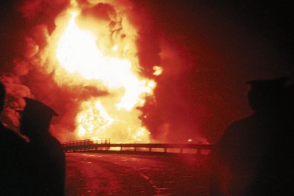 La explosión produjo llamas de hasta 150 metros de altura.