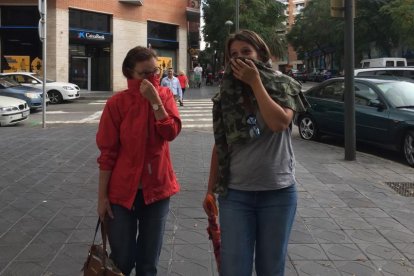 Dos mujeres se tapan la cara ante la plaga de hormigas voladoras