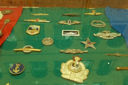 Diverses medalles i insignes de col·leccions privades.