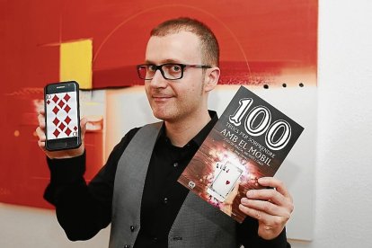 El Mag Gerard amb les dues eines imprescindibles, el llibre de màgia i un mòbil.