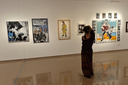Arriba, Pascal Comelade minutos antes de inaugurar la exposición. A la derecha, una de las obras que puede verse en l’Escola d’Art de Tortosa.