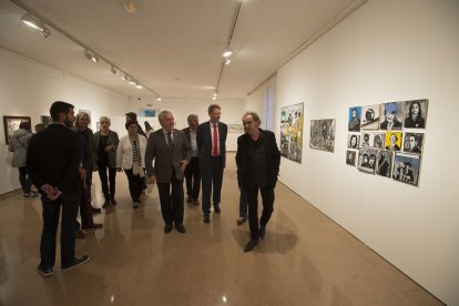 El músico visitando la exposición con las autoridades, ayer por la tarde.