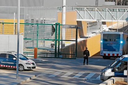 La llegada de presos se hace con un autobús de los Mossos, pero el caso de Forcadell es especial y posiblemente llegue en coche.