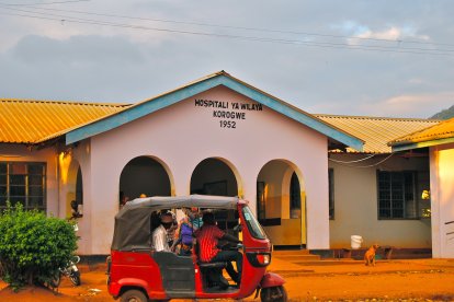 Fachada del hospital de Korowe, en Tanzania, uno de los muchos donde ha ido a operar.