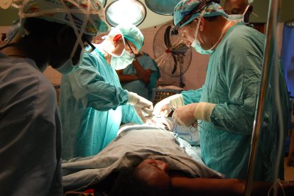 El doctor Marsal, el segundo de izquierda a derecha, operando a una paciente en el hospital de Benue, Nigeria.