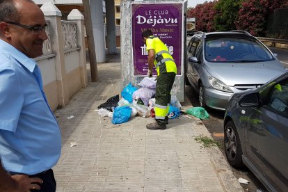 Facturas y cartas delatan a cinco vecinos por tirar la basura en la ...
