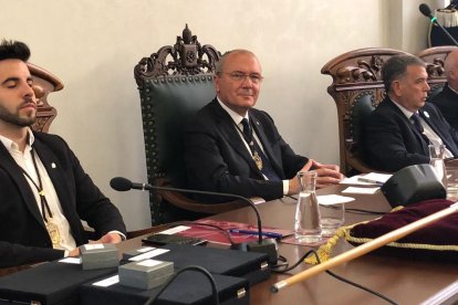 El alcalde Carles Pellicer, en el centro de la imagen con la vara de alcalde encima de la mesa.
