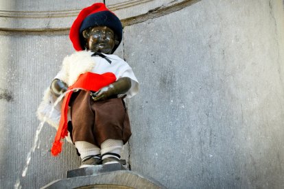 El Manneken Pis es l'estàtua més coneguda del centre de Brussel·les