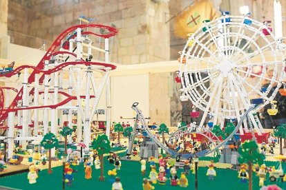 El diorama de parc d’atraccions exposat al claustre de Sant Francesc.