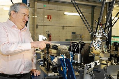 Jordi Gatell, director general de Altcam Automotive, junto a uno de los robots desarrollados por su empresa