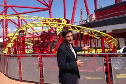 Luis Valencia, director de proyectos, muestra la montaña rusa terminada en la zona de Ferrari Land, que este año tiene área infantil.