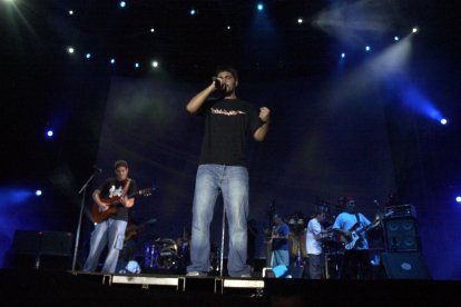 Estopa, durante el concierto que ofreció el dúo en Reus después de que el promotor se fugara con el dinero. Fue en agosto de 2004.