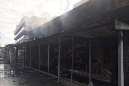 Un pavoroso incendio arrasa un bazar chino y obliga a desalojar edificios en Cunit