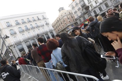 La tienda de Apple en la Puerta del Sol de Madrid registró ayer largas colas.