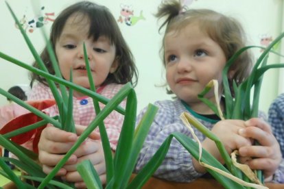 Dos niñas en una guardería de L’Onada Bressol, que sigue las metodologías Reggio Emmilia y Montessori.