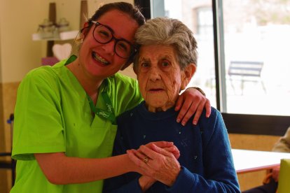 Una trabajadora de L’Onada Serveis junto a una usuaria de la residencia de L’Ametlla de Mar.