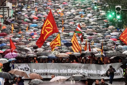Vista general de la manifestación convocada por EH Bildu, los sindicatos nacionalistas y Gure Esku Dago contra la aplicación del artículo 155 en Cataluña, con el lema 
