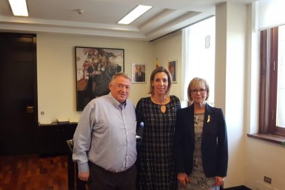 La presidenta del Consell Comarcal y el alcalde de L'Arboç con la consellera de Empresa.